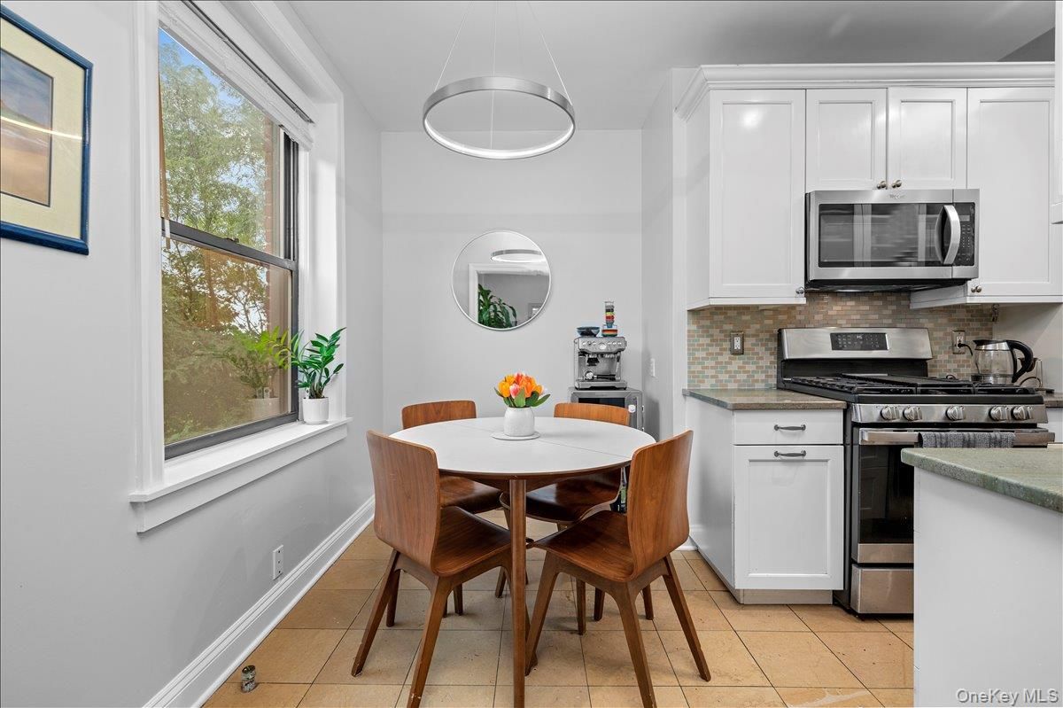 Dining room, Interior, Kitchen, Pendant Lights, Stainless Steel Appliances