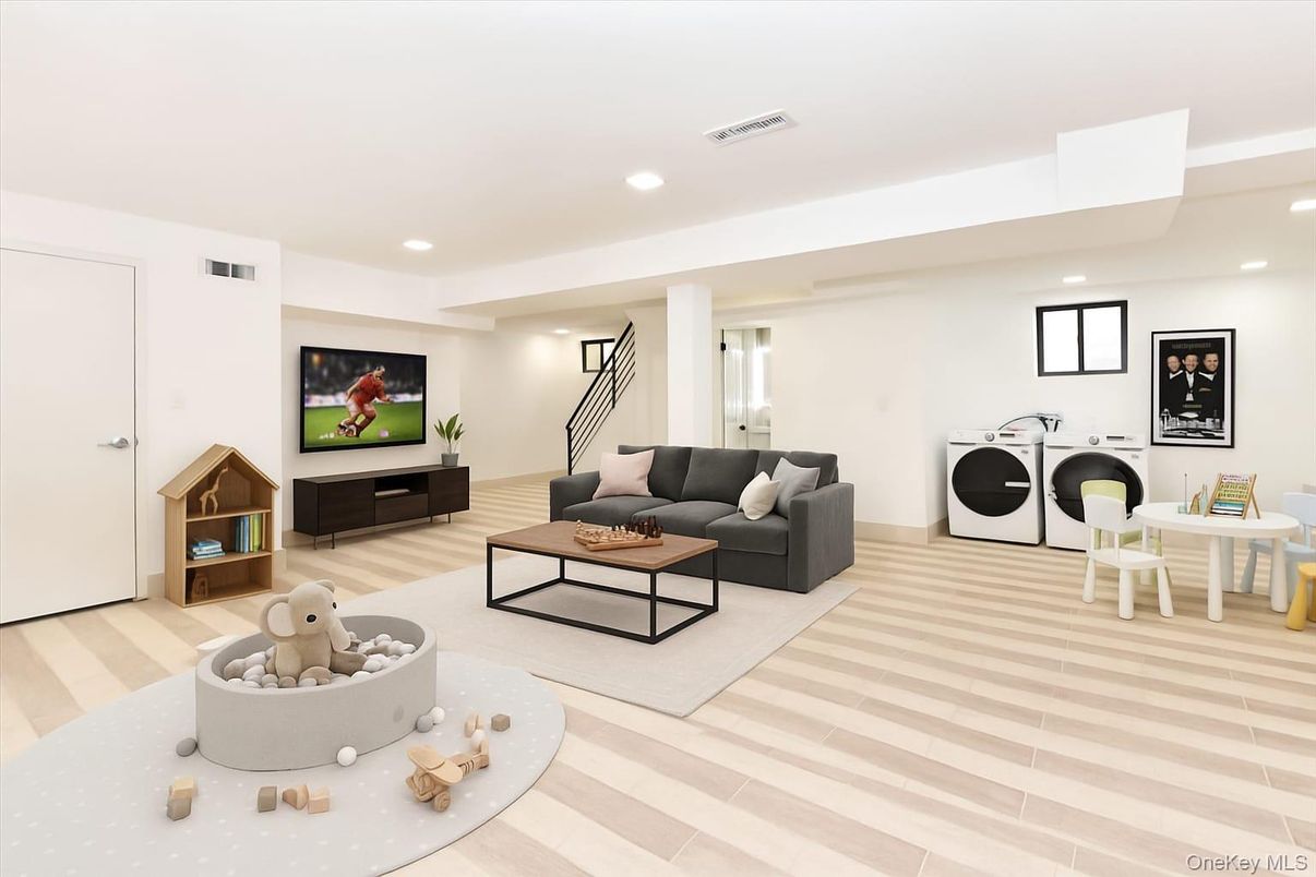 Interior, Living room, Recessed Lighting, Washer, Wood Texture Flooring