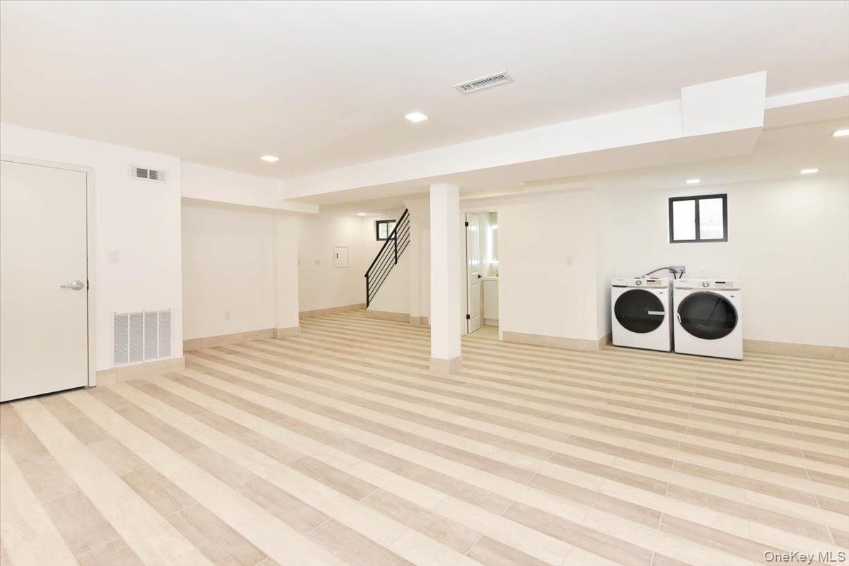Interior, Recessed Lighting, Washer, Wood Texture Flooring