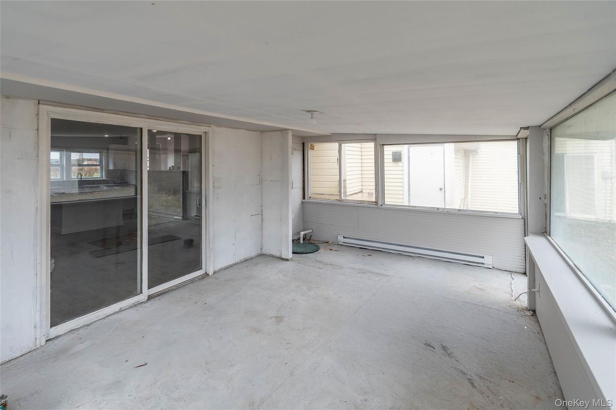 Empty room, Interior