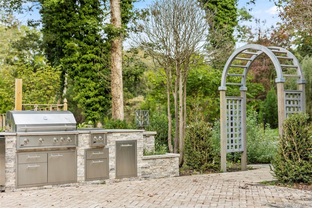 Exterior, Outdoor Kitchen