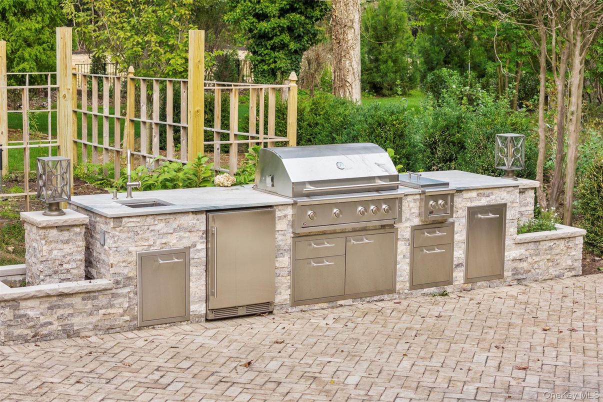 Exterior, Outdoor Kitchen
