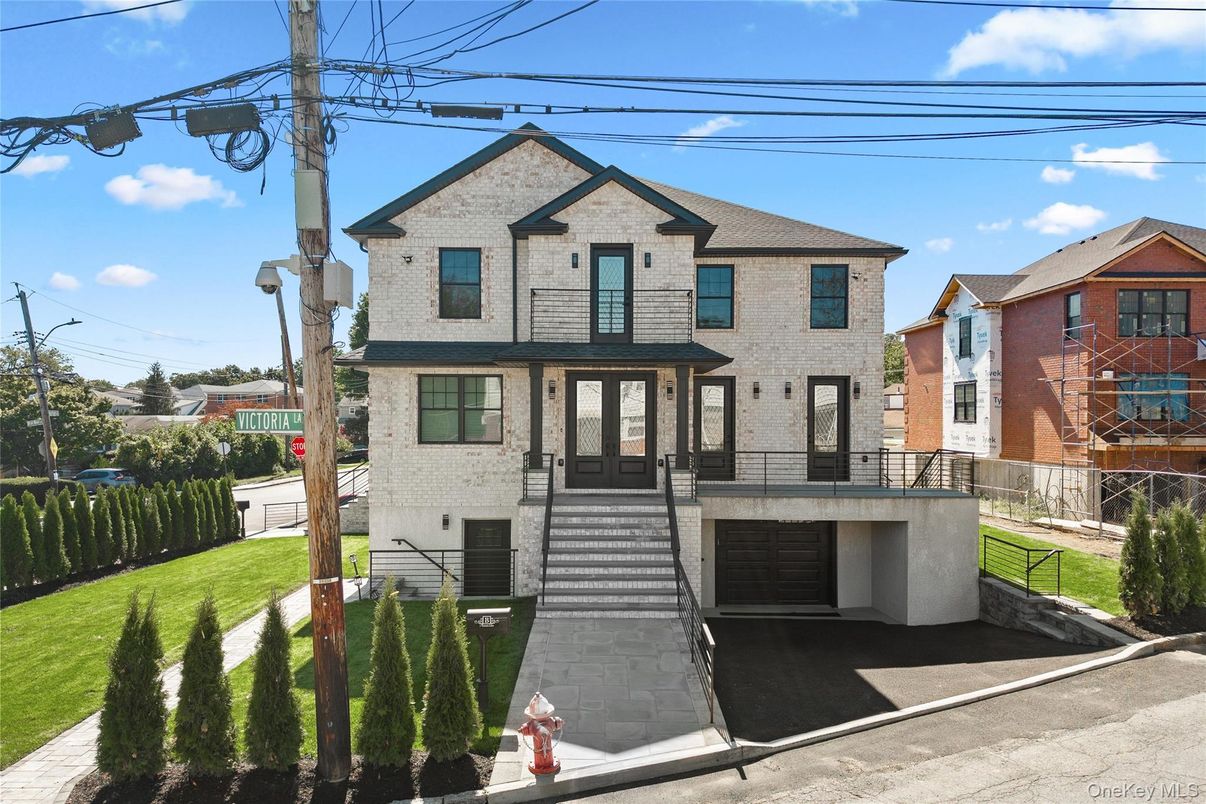 Exterior, Facade, Rowhouse