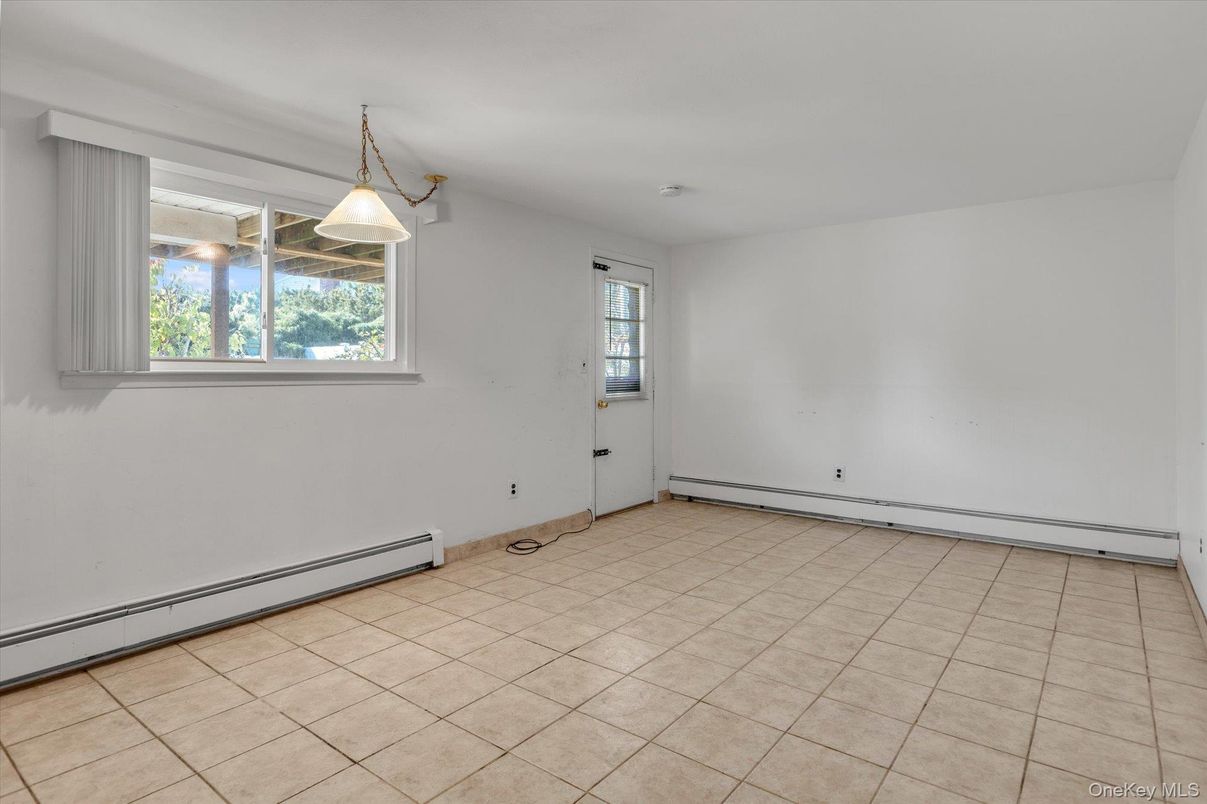 Empty room, Interior, Pendant Lights