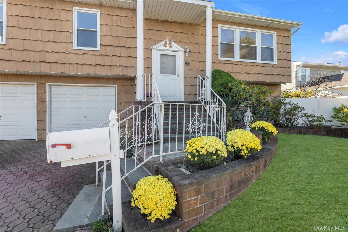 Attached, Exterior, Facade, Rowhouse