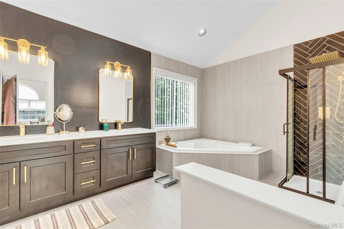 Bathroom, Dual Sink Vanities, Interior, Recessed Lighting