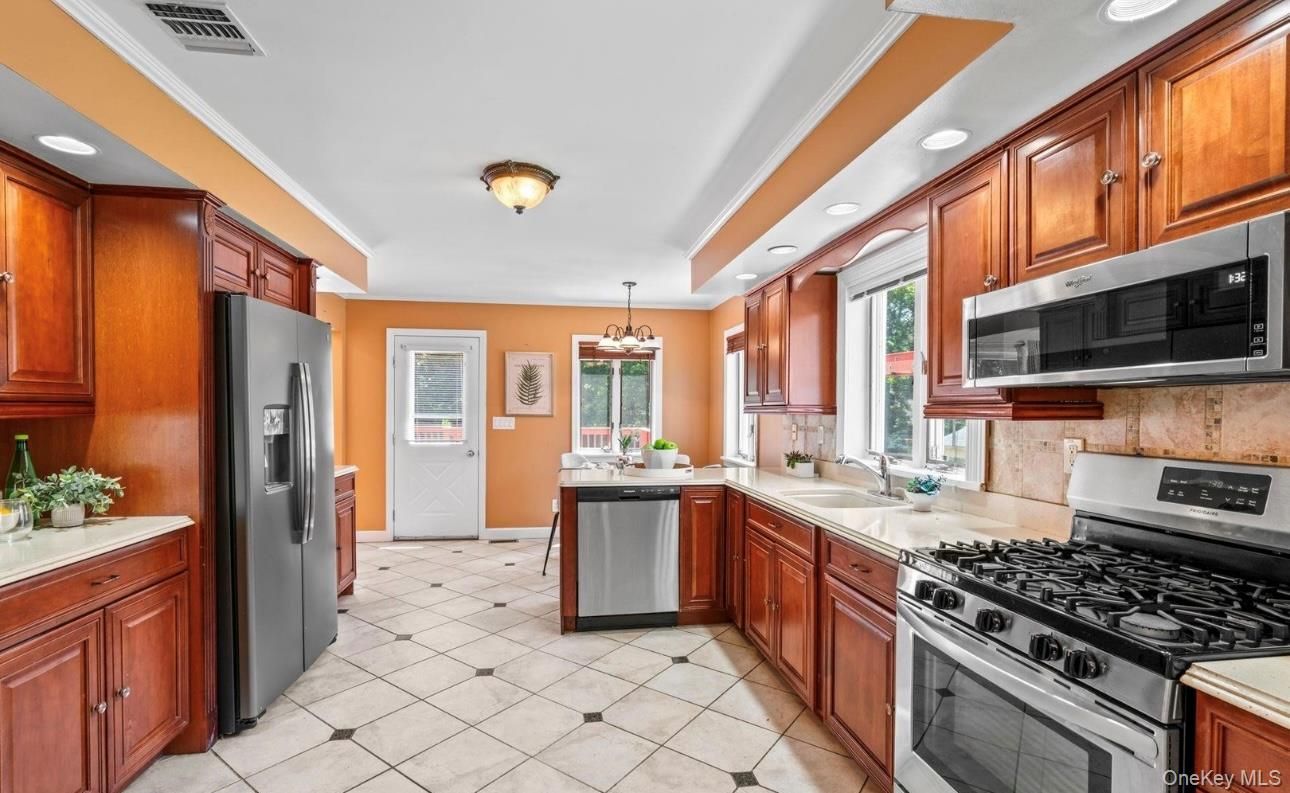 Chandelier, Dining room, Interior, Kitchen, Recessed Lighting, Stainless Steel Appliances