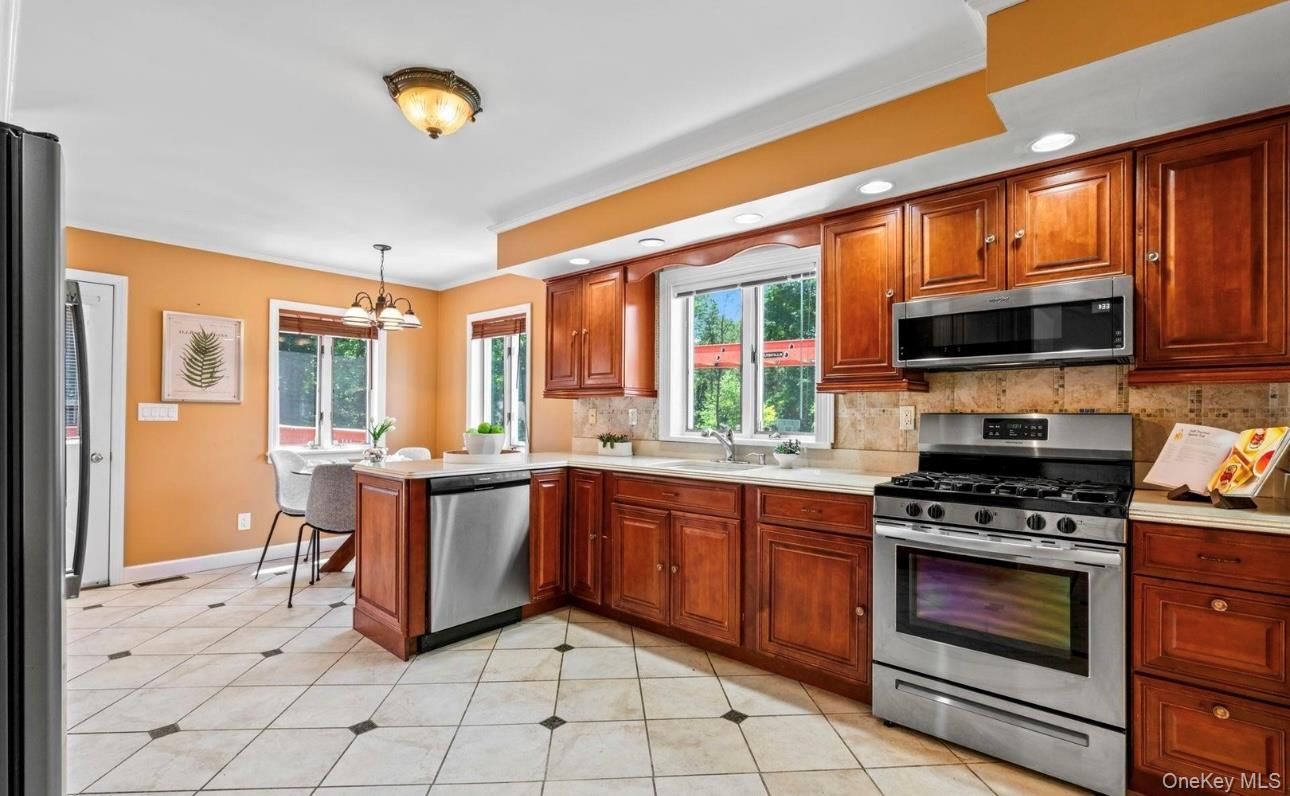 Chandelier, Dining room, Interior, Kitchen, Pendant Lights, Recessed Lighting, Stainless Steel Appliances