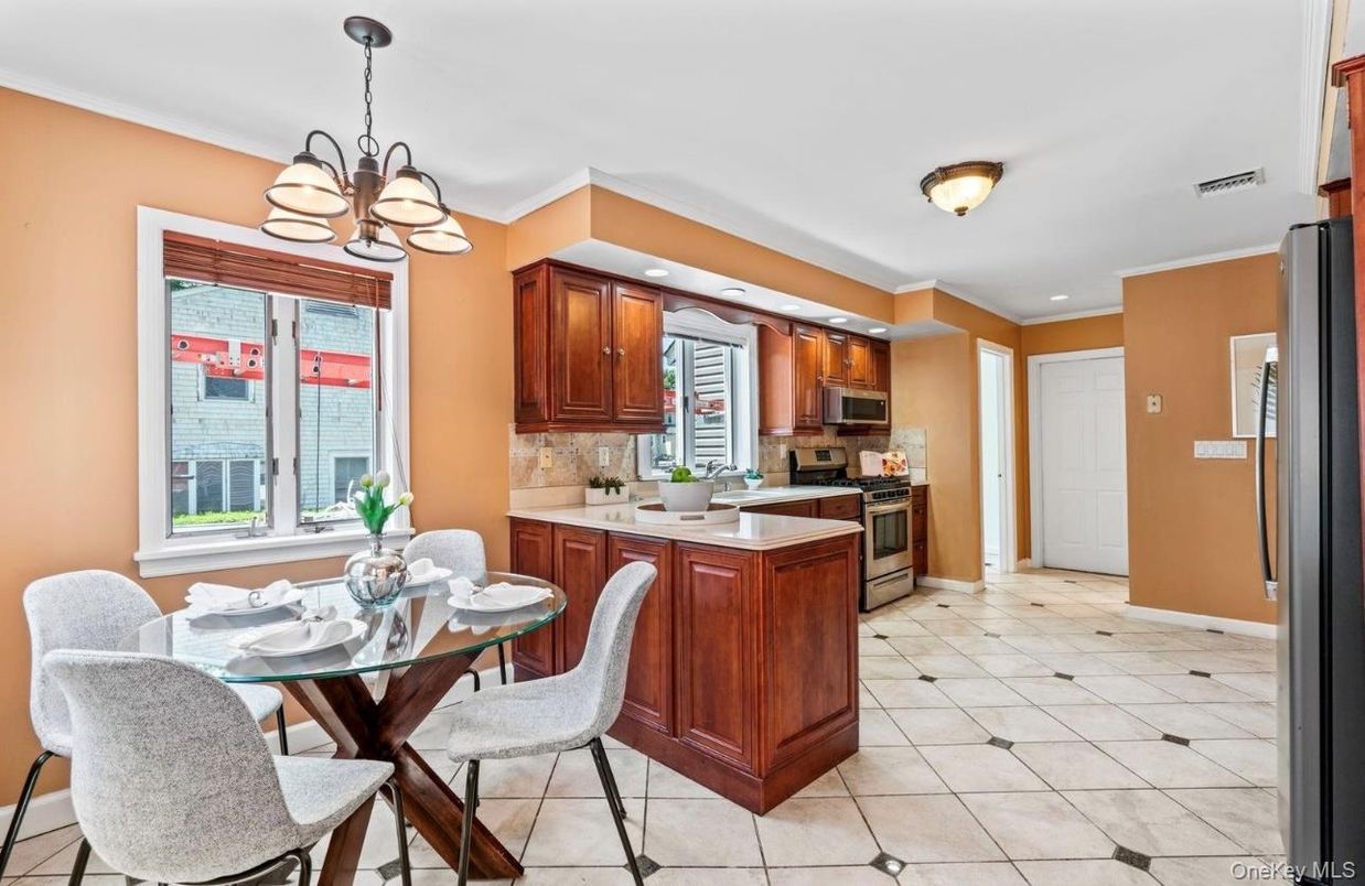 Chandelier, Dining room, Interior, Kitchen, Recessed Lighting, Stainless Steel Appliances