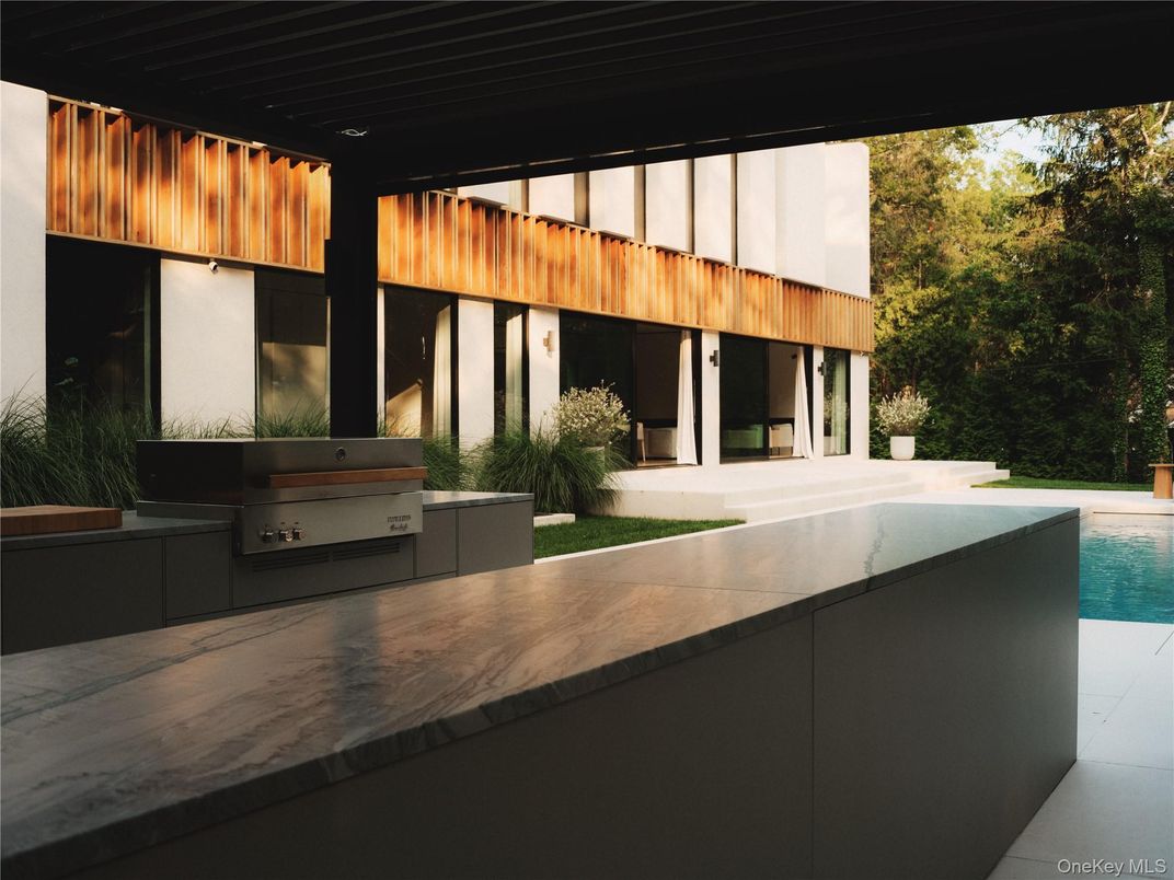 Exterior, Outdoor Kitchen, Pool