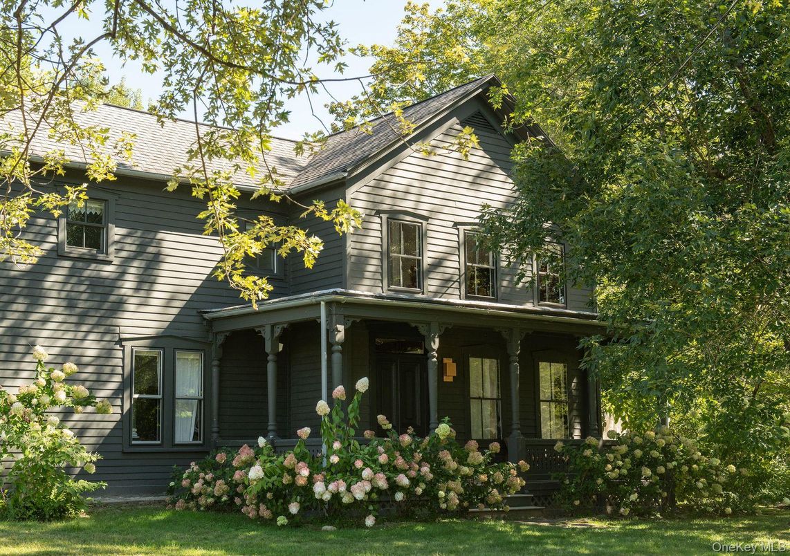 Exterior, Facade, Queen Anne Victorian