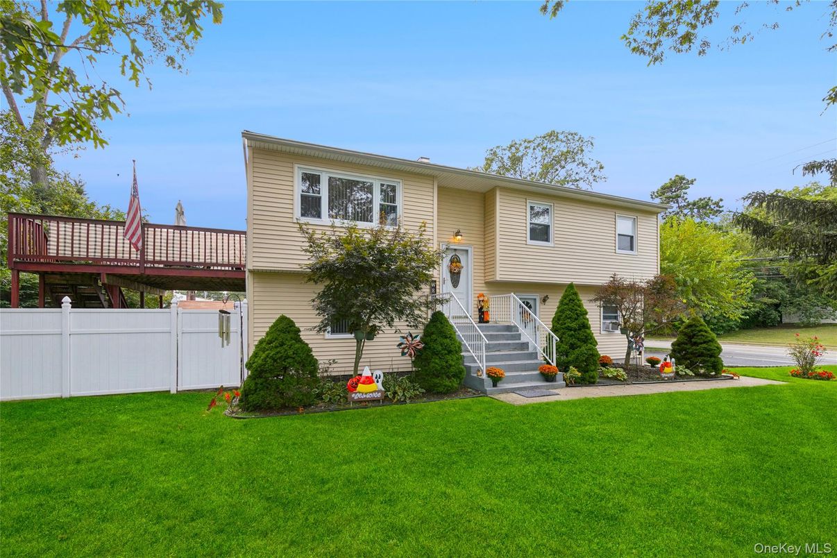 Attached, Exterior, Facade, Raised Ranch