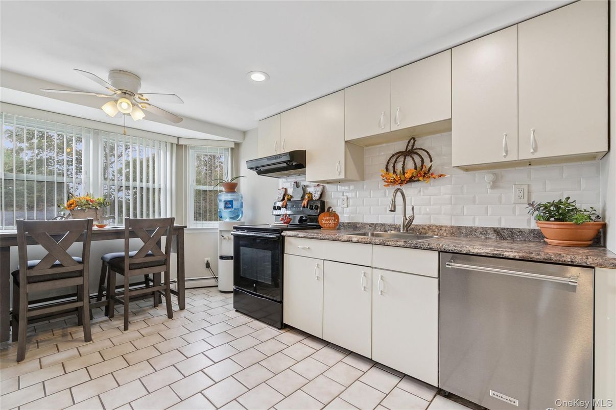 Dining room, Interior, Kitchen, Recessed Lighting