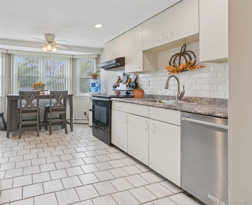 Dining room, Interior, Kitchen, Recessed Lighting, Stainless Steel Appliances