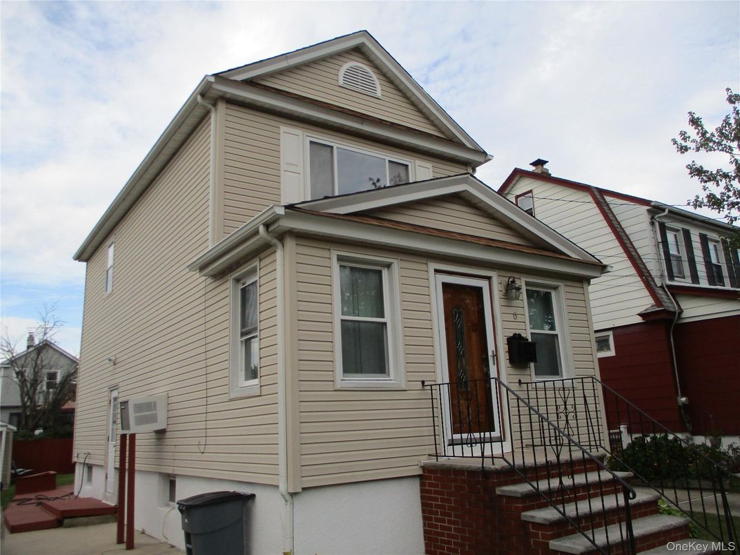Exterior, Facade, Queen Anne Victorian