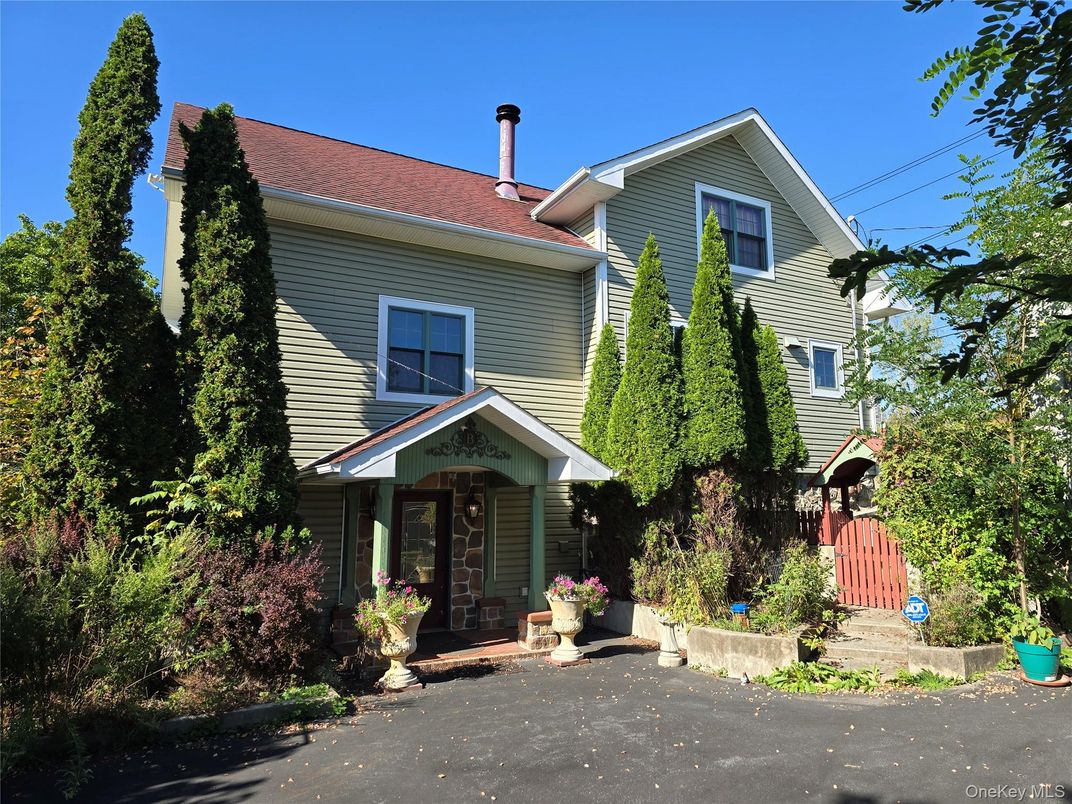 Exterior, Facade, Queen Anne Victorian