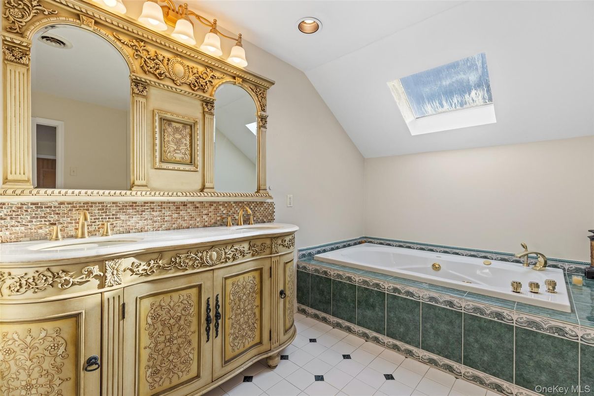 Bathroom, Dual Sink Vanities, Interior, Recessed Lighting