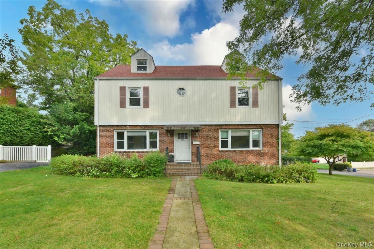 Exterior, Facade, Brick Facade, Split Level