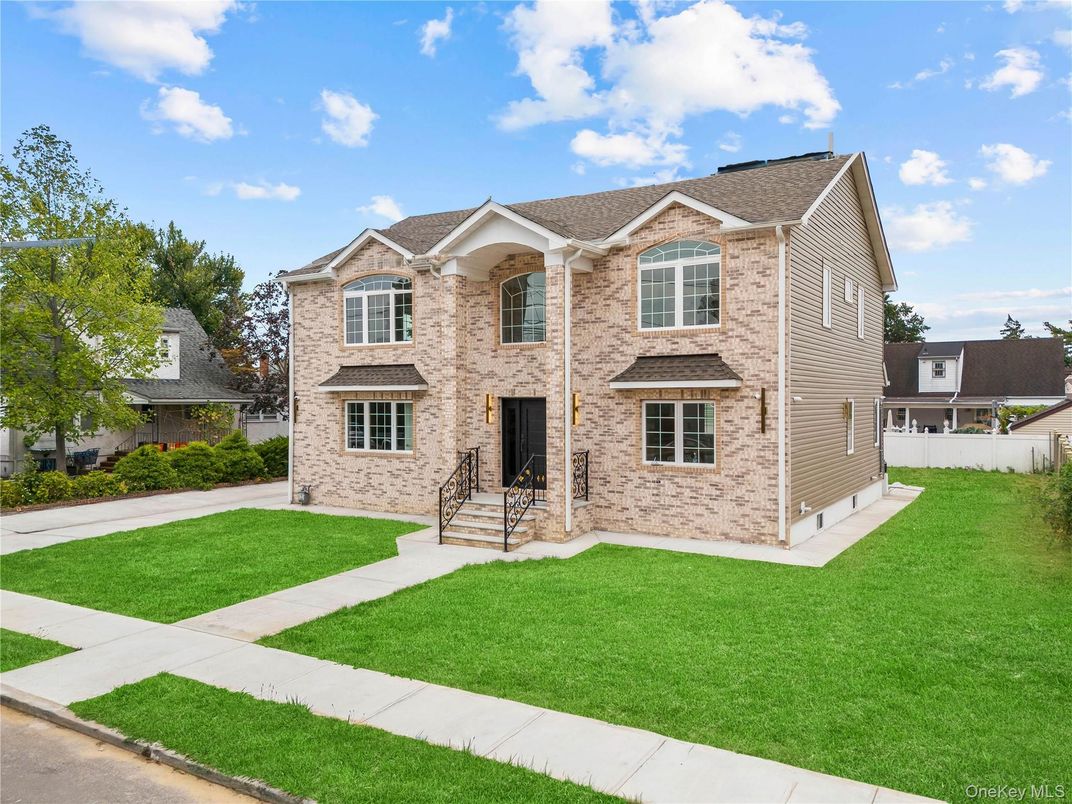 Backyard, Exterior, Facade, Brick Facade, Brick Traditional