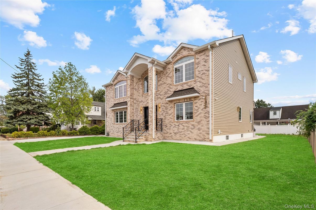 Backyard, Exterior, Facade, Brick Facade, Brick Traditional