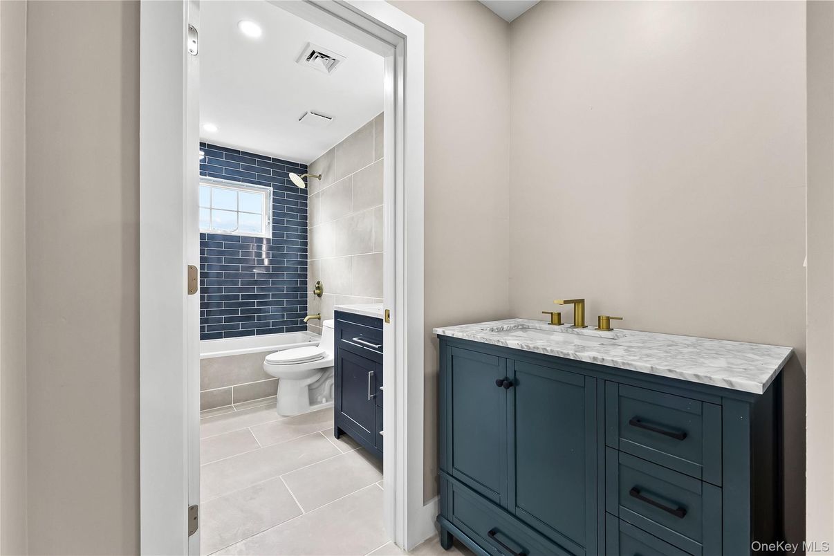 Bathroom, Interior, Recessed Lighting