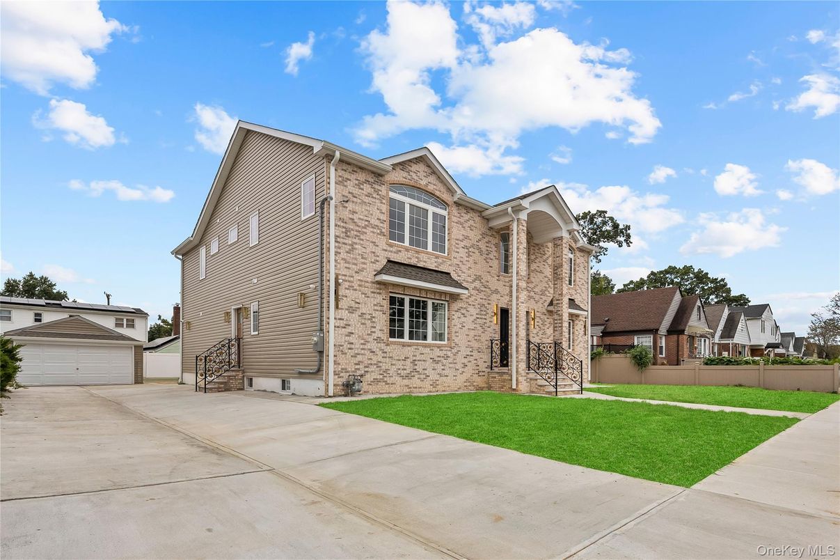 Backyard, Exterior, Facade, Brick Facade, Brick Traditional