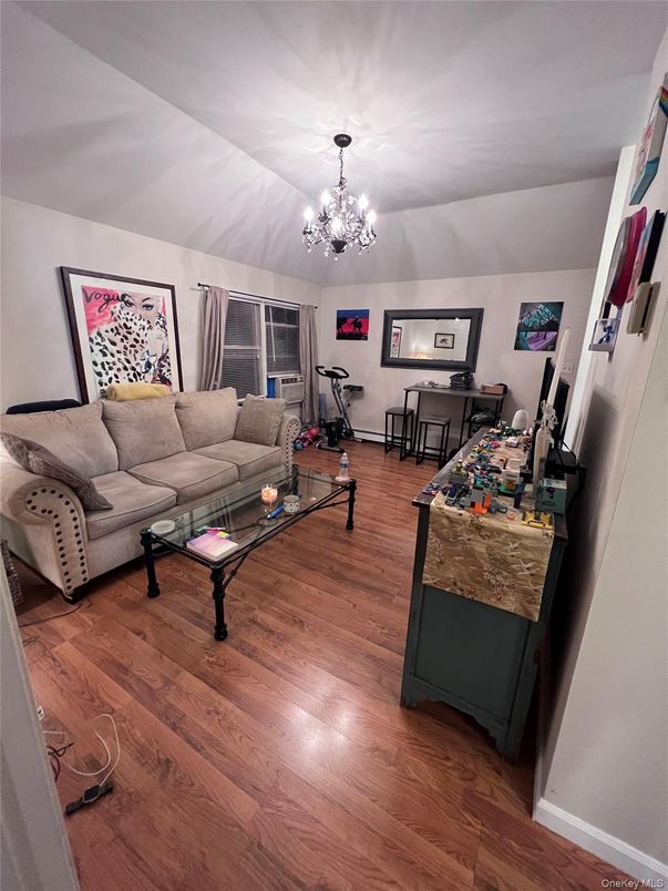 Chandelier, Fitness Equipment, Interior, Living room, Wood Texture Flooring