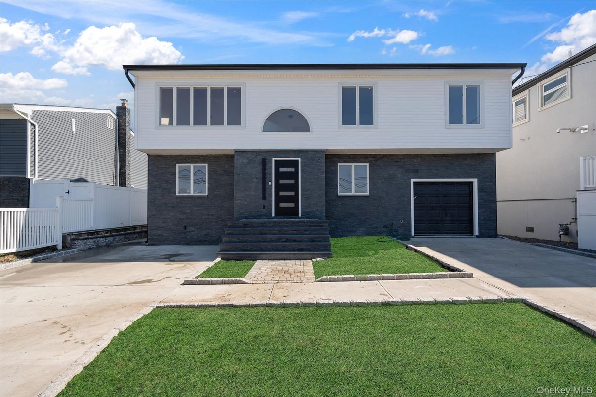 Attached, Exterior, Facade, Split Level