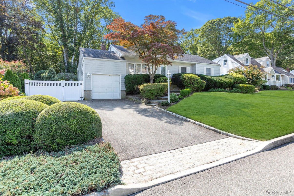 Attached, Exterior, Facade, Cape Cod