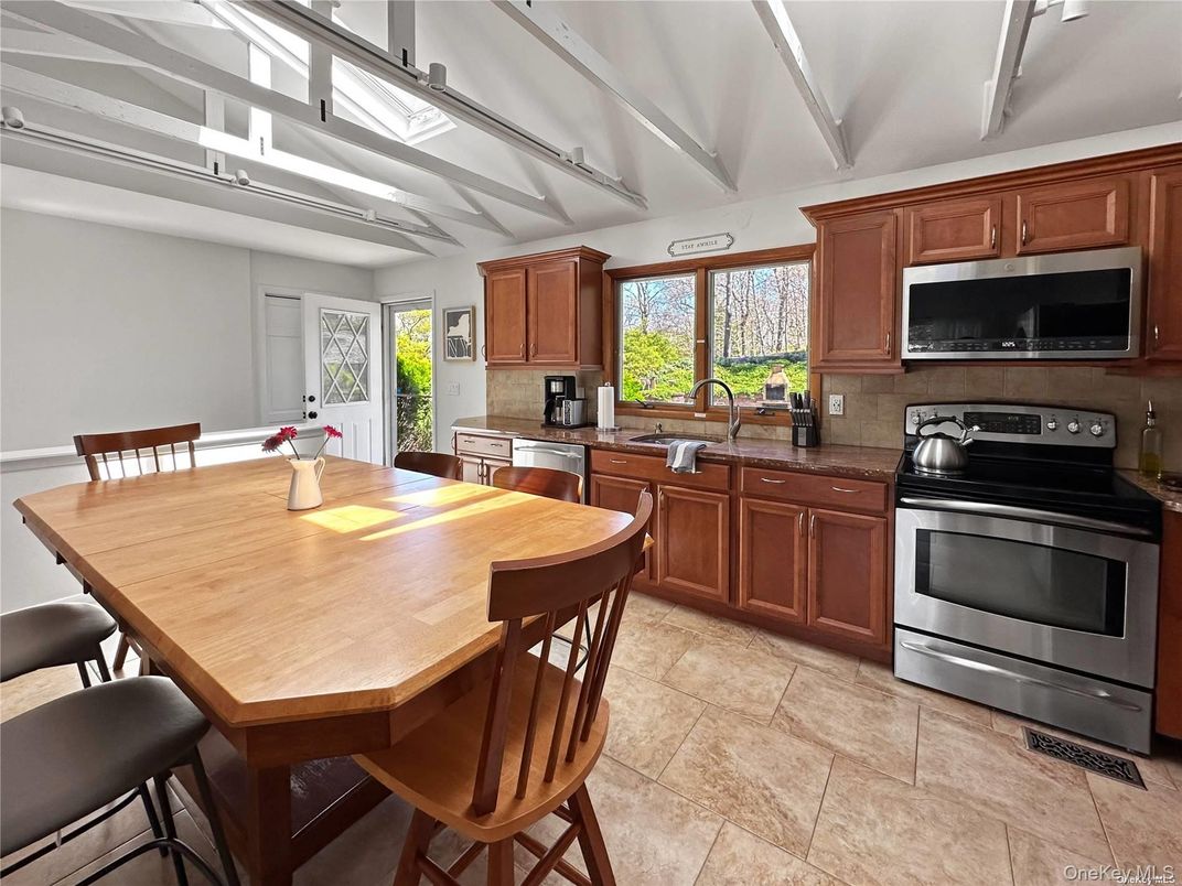 Dining room, Interior, Kitchen, Stainless Steel Appliances
