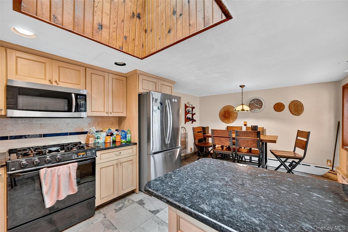 Dining room, Interior, Kitchen, Pendant Lights, Recessed Lighting, Stainless Steel Appliances