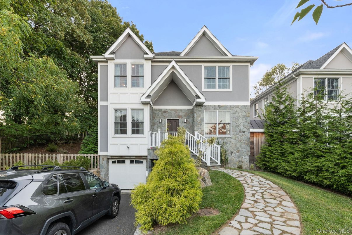 Attached, Exterior, Facade, Queen Anne Victorian