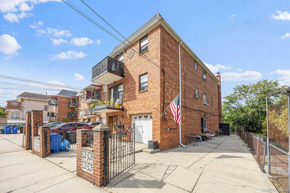 Attached, Exterior, Facade, Brick Facade, Rowhouse