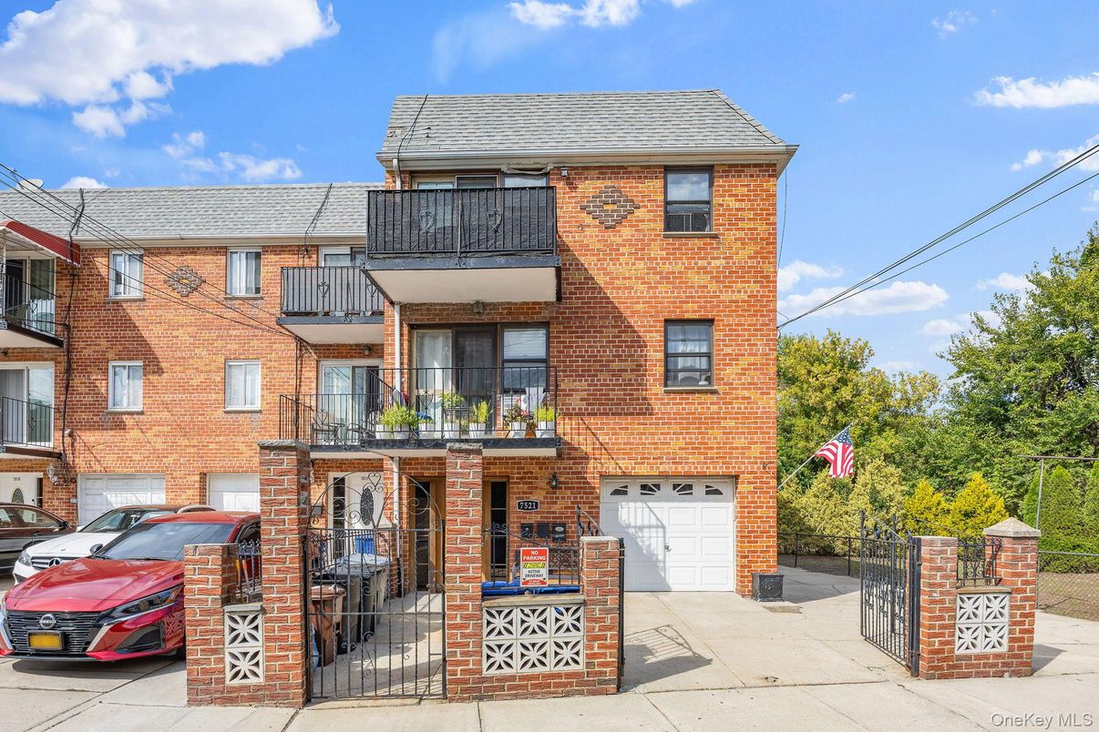 Attached, Exterior, Facade, Brick Facade, Rowhouse