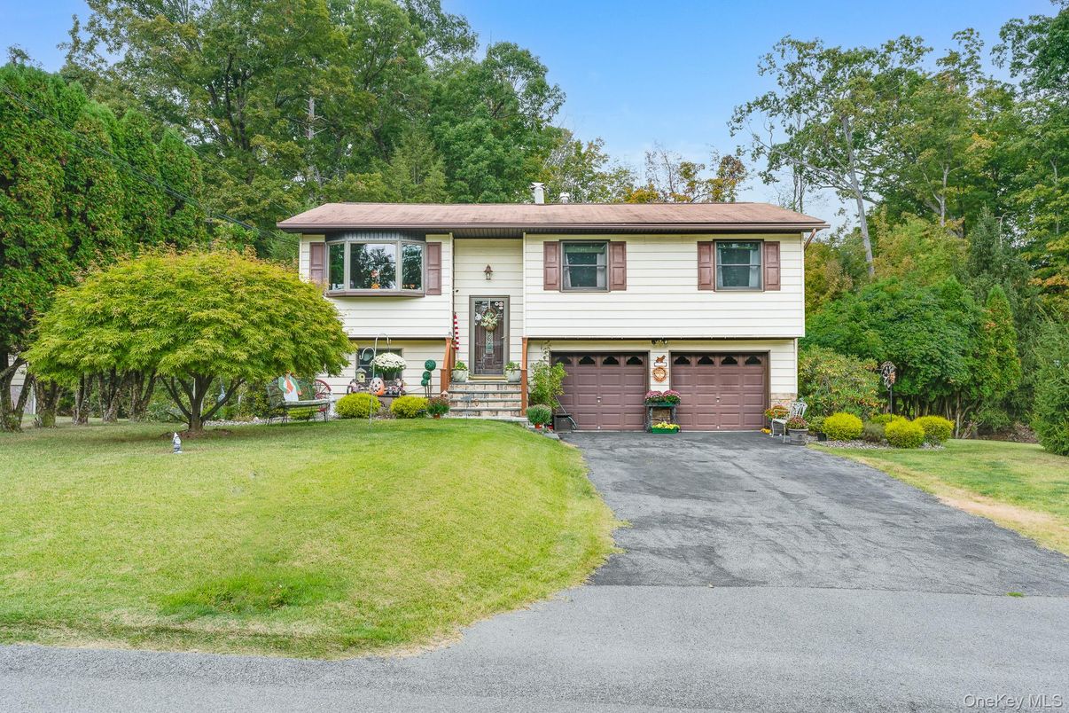 Attached, Exterior, Facade, Raised Ranch