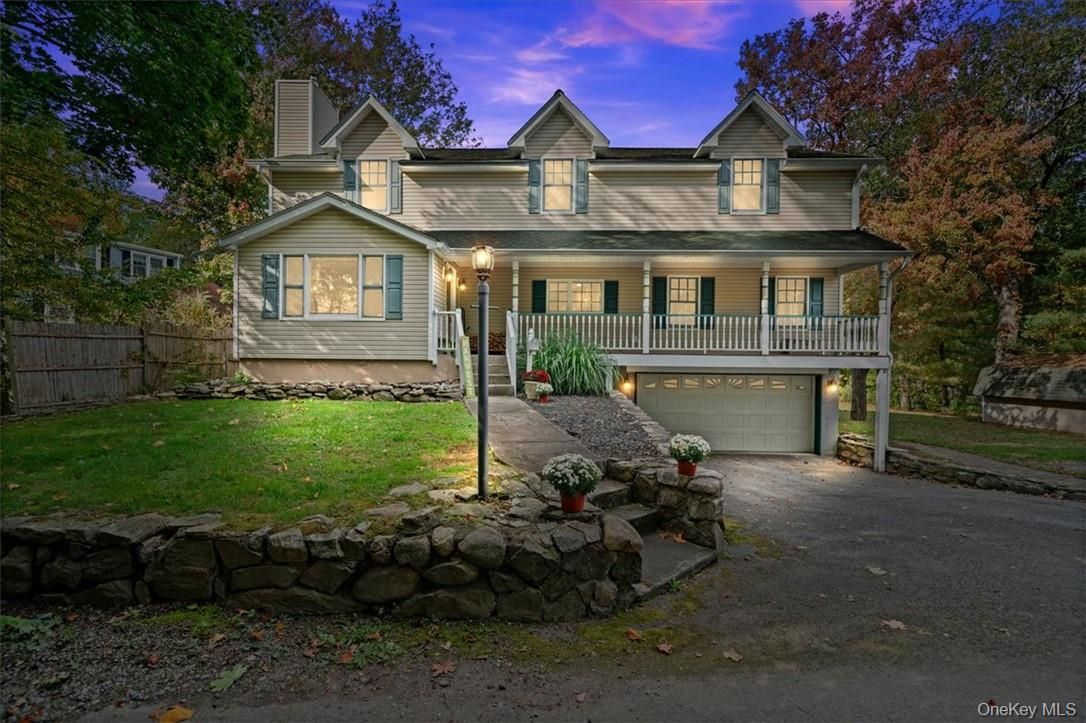 Attached, Exterior, Facade, Queen Anne Victorian
