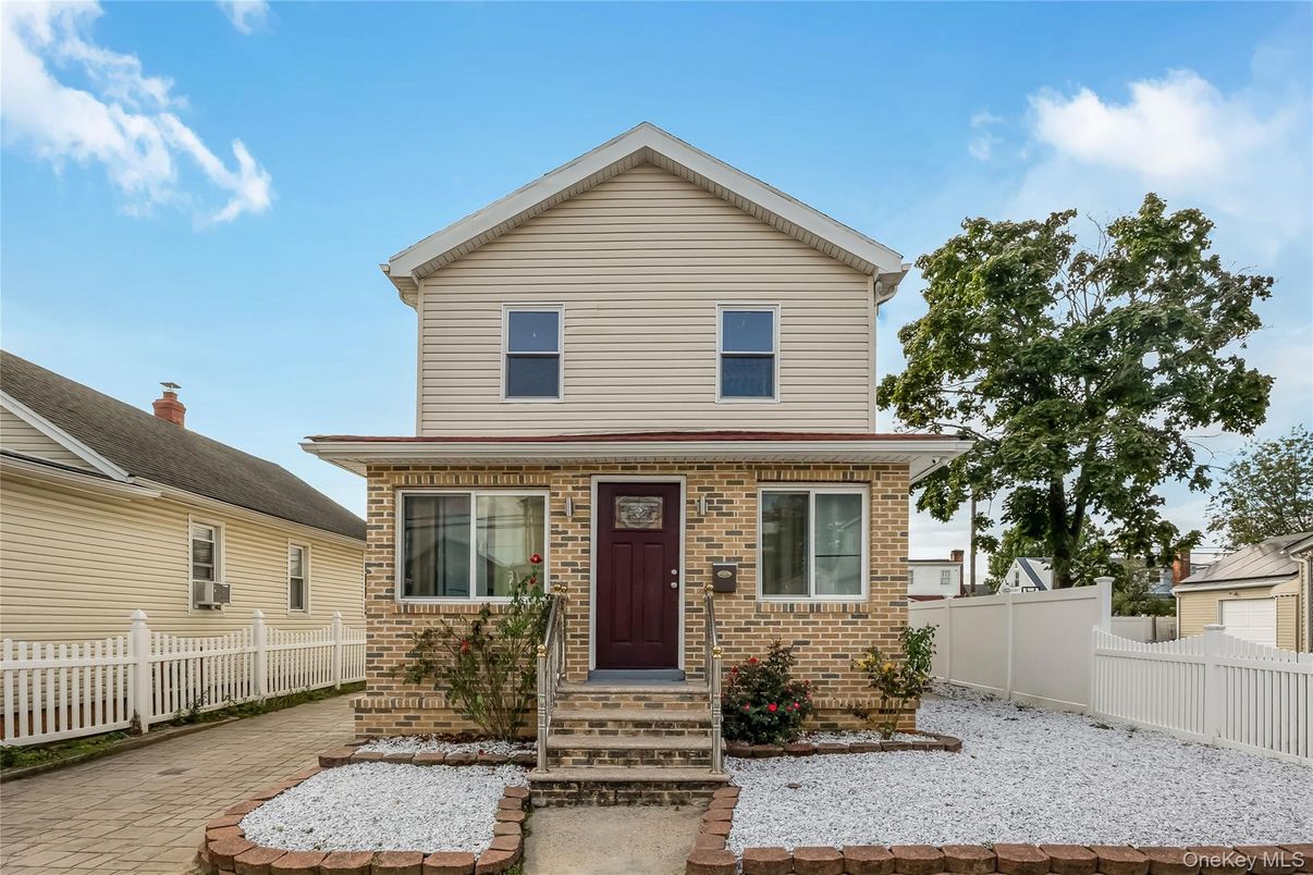 Exterior, Facade, Brick Facade, American Craftsman