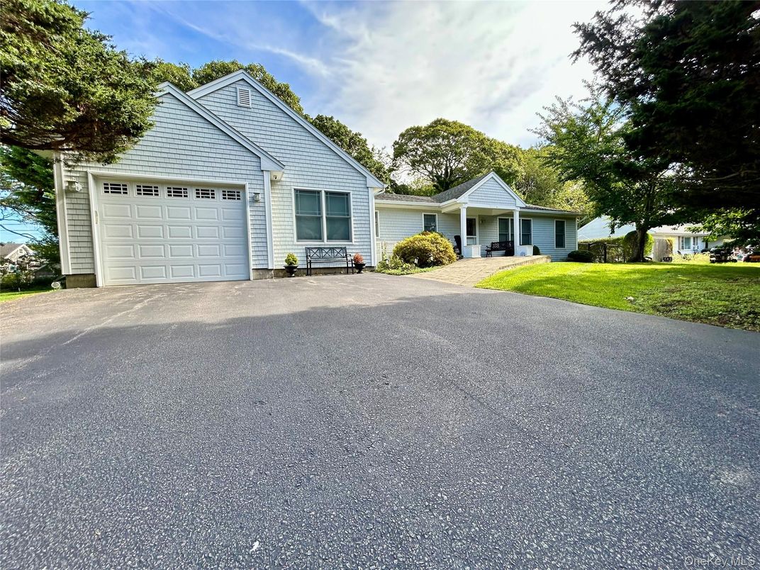 Attached, Exterior, Facade, Ranch