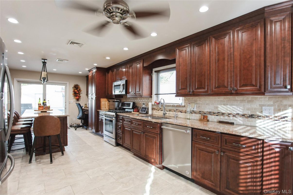 Dining room, Interior, Kitchen, Recessed Lighting, Stainless Steel Appliances