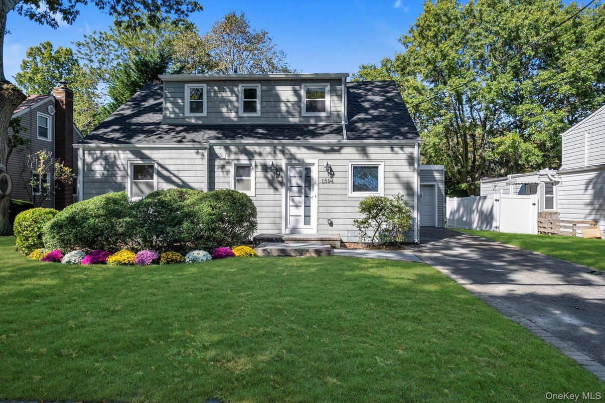 Exterior, Facade, Cape Cod