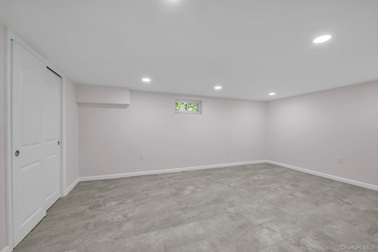 Empty room, Interior, Recessed Lighting