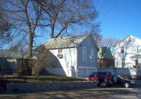 Attached, Exterior, Facade, None