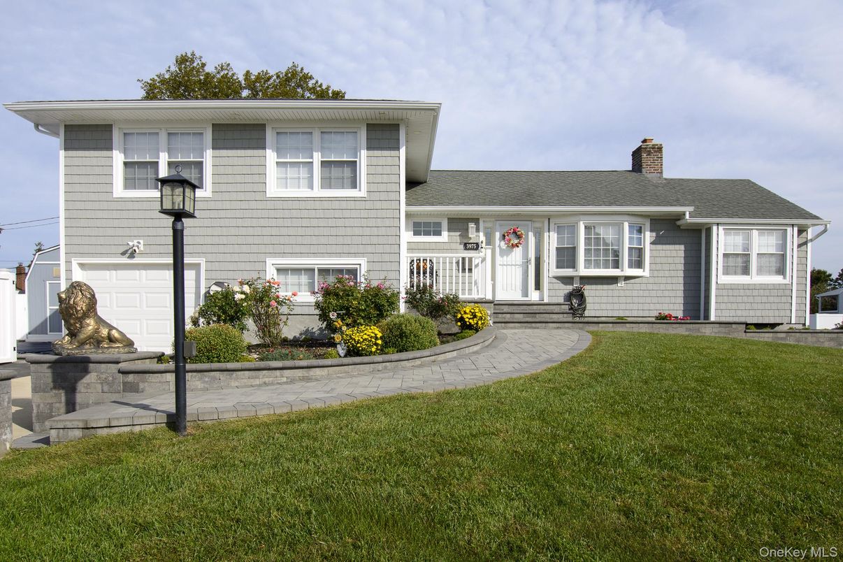 Attached, Exterior, Facade, Split Level