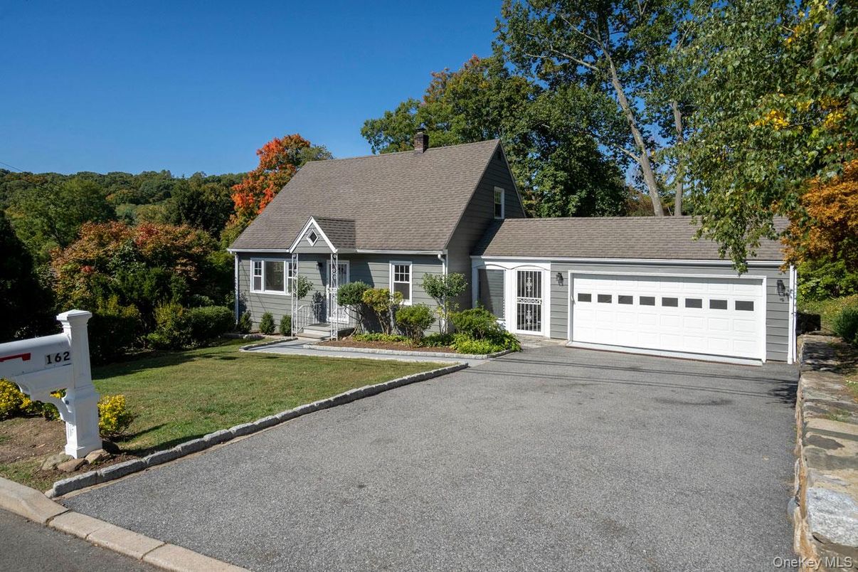 Attached, Exterior, Facade, Cape Cod