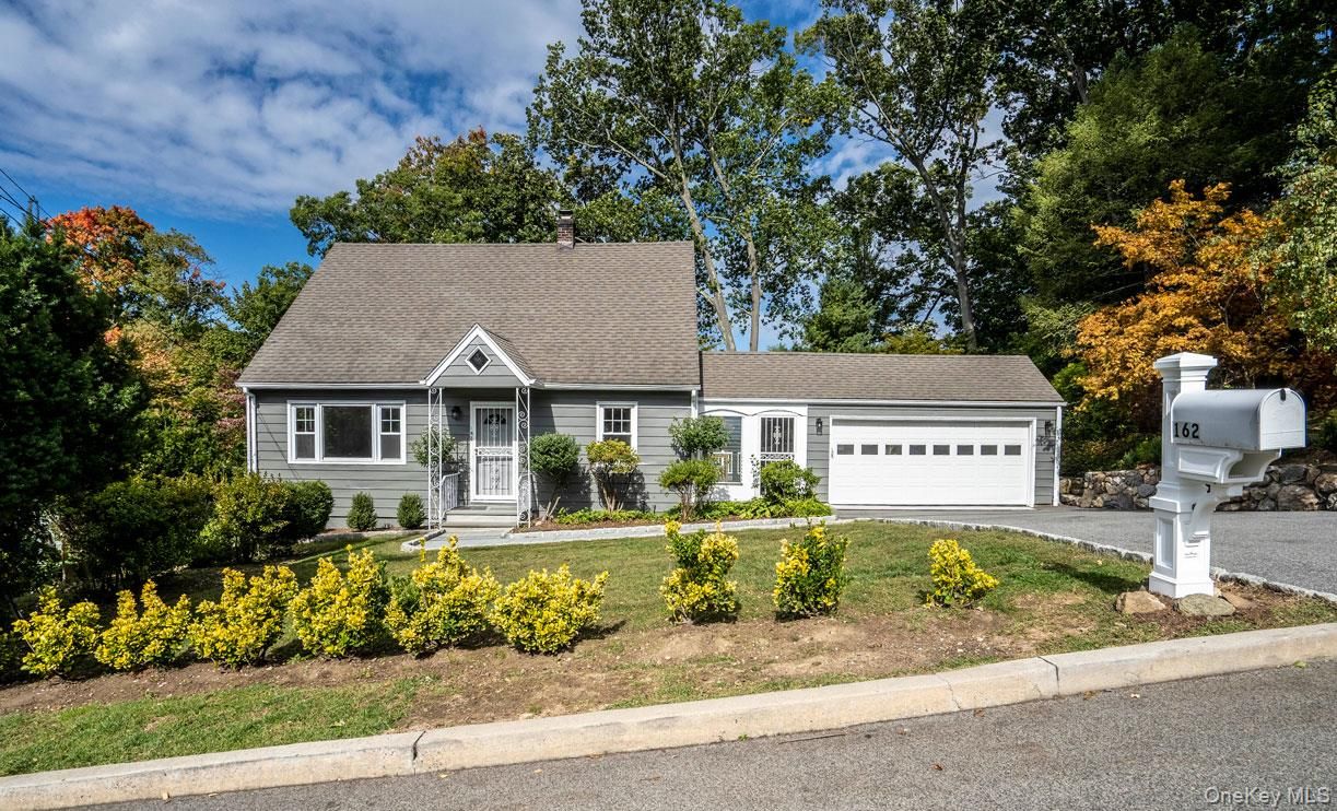 Attached, Exterior, Facade, Cape Cod