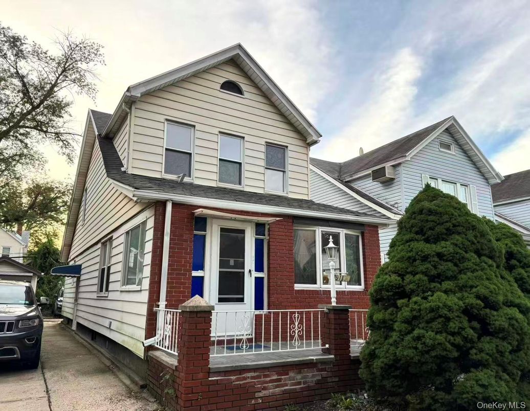 Exterior, Facade, Brick Facade, Queen Anne Victorian