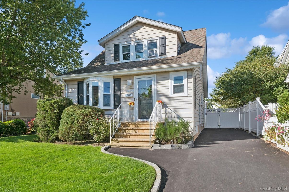 Exterior, Facade, Cape Cod