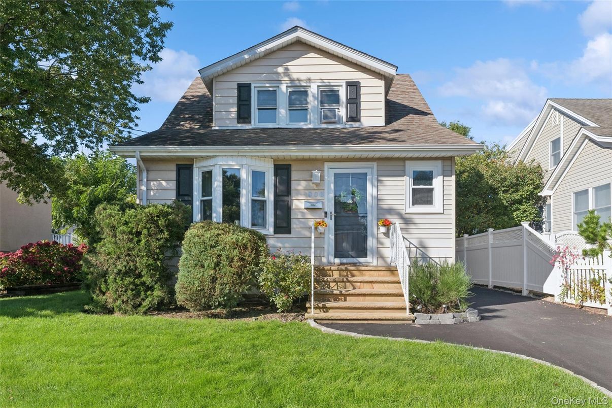 Exterior, Facade, Cape Cod