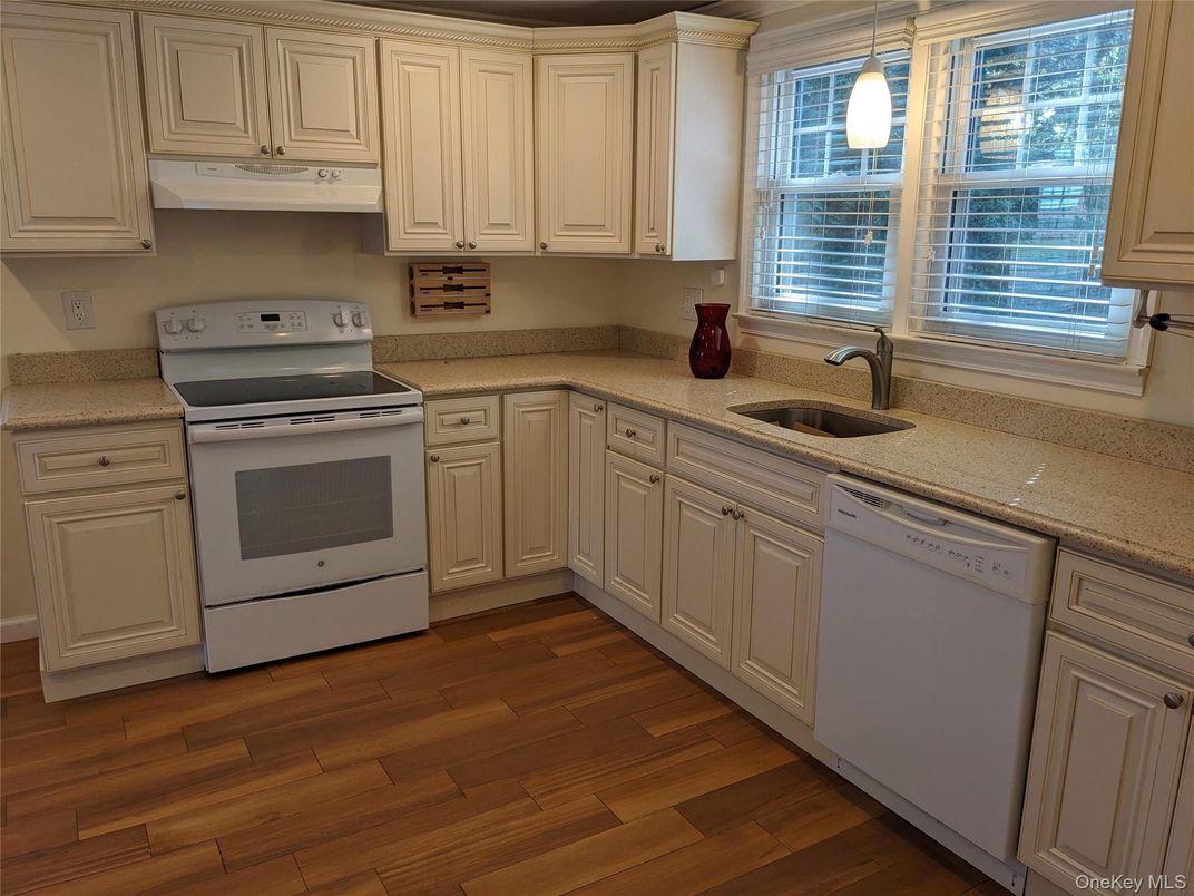 Interior, Kitchen, Pendant Lights, Wood Texture Flooring