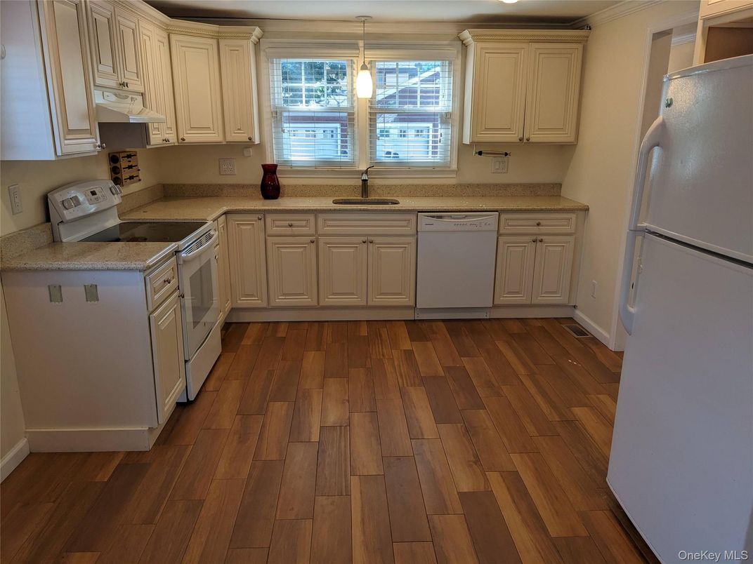 Interior, Kitchen, Pendant Lights, Wood Texture Flooring